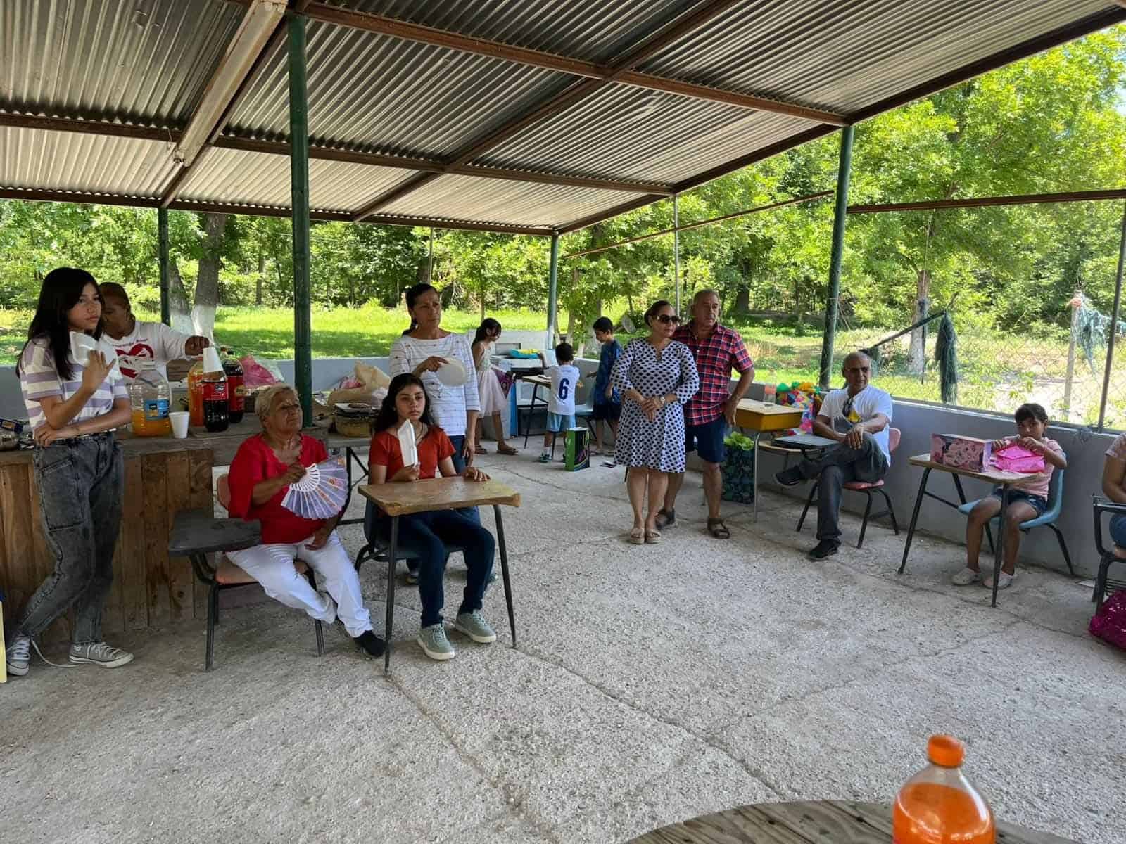 Llevan amor y esperanza a casa hogar en Jiménez