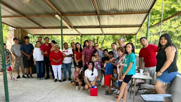 Llevan amor y esperanza a casa hogar en Jiménez