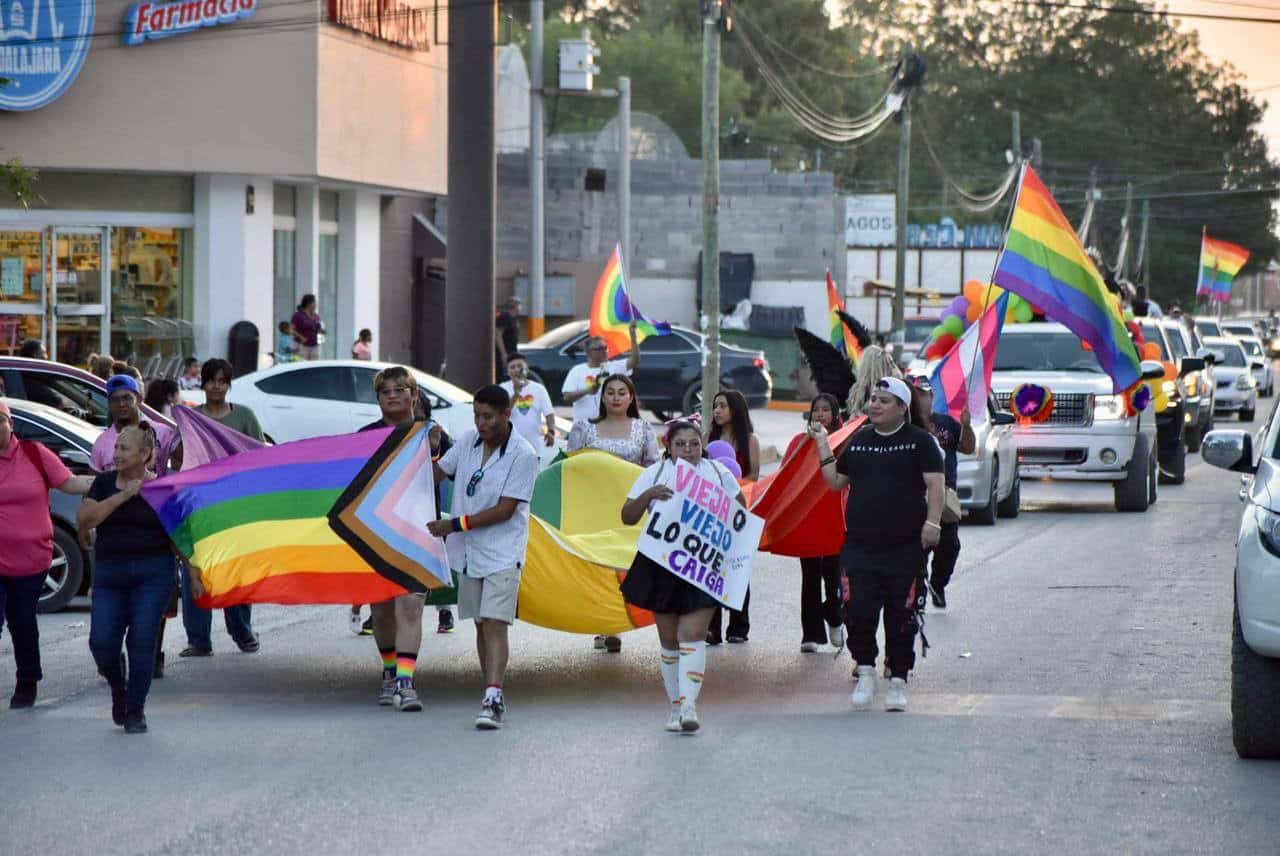 Celebran orgullo y diversidad con coronación trans en Nava