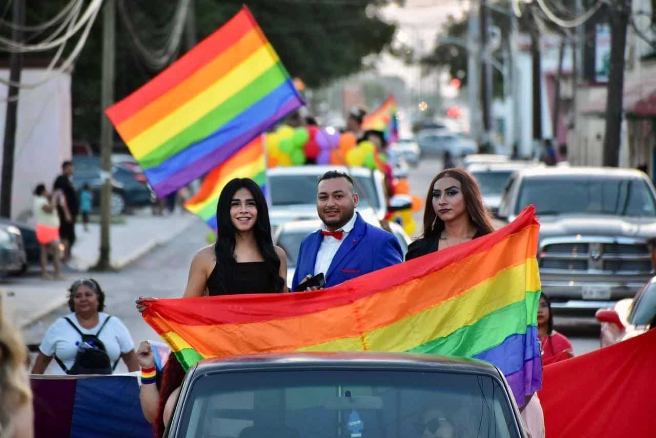 Celebran orgullo y diversidad con coronación trans en Nava