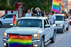 Celebran orgullo y diversidad con coronación trans en Nava