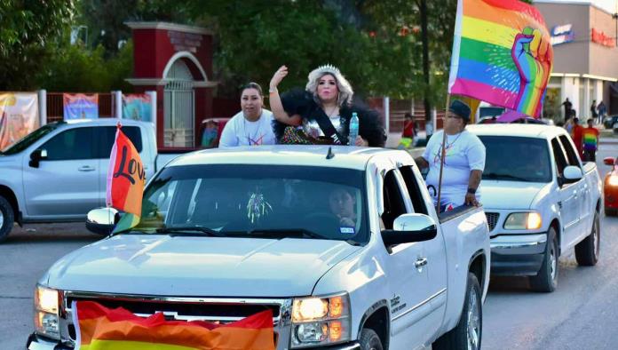 Celebran orgullo y diversidad con coronación trans en Nava