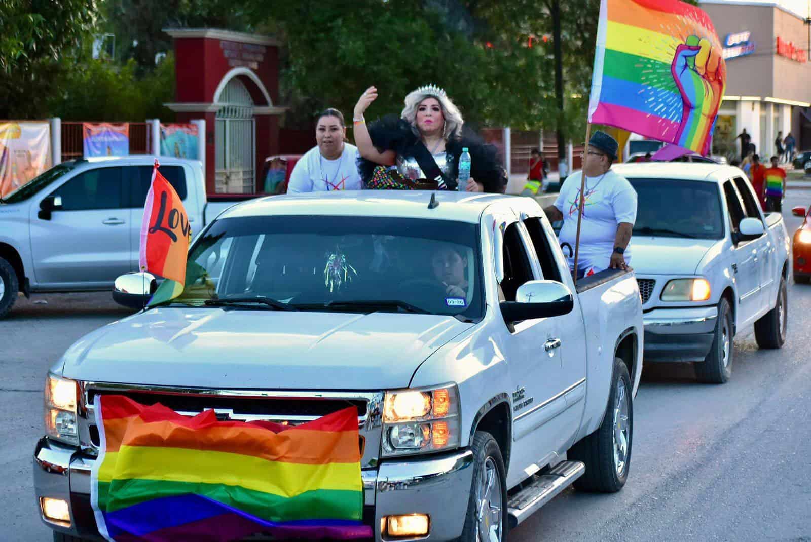 Celebran orgullo y diversidad con coronación trans en Nava