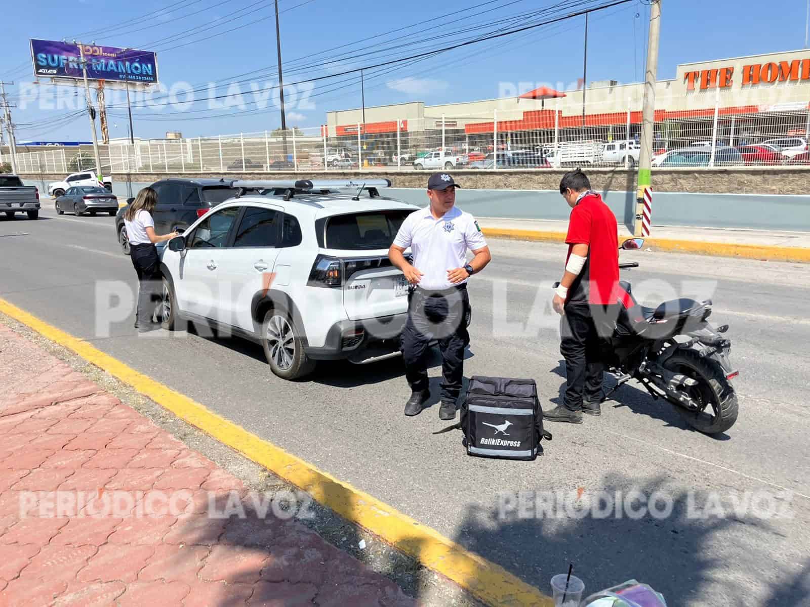 Repartidor se estrella contra camioneta en Monclova; resulta lesionado leve en brazo