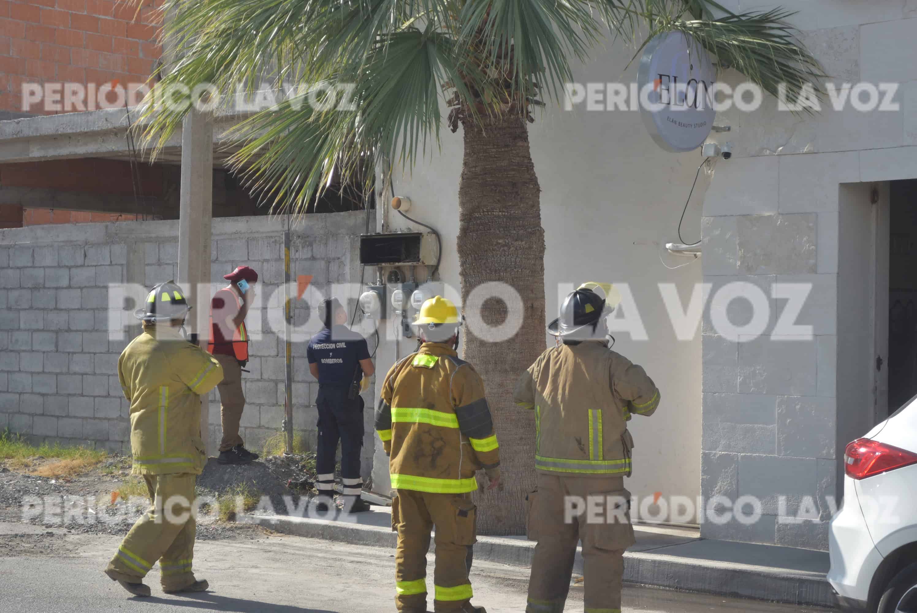 Corto circuito en salón de belleza moviliza a Bomberos en Monclova; sin daños graves