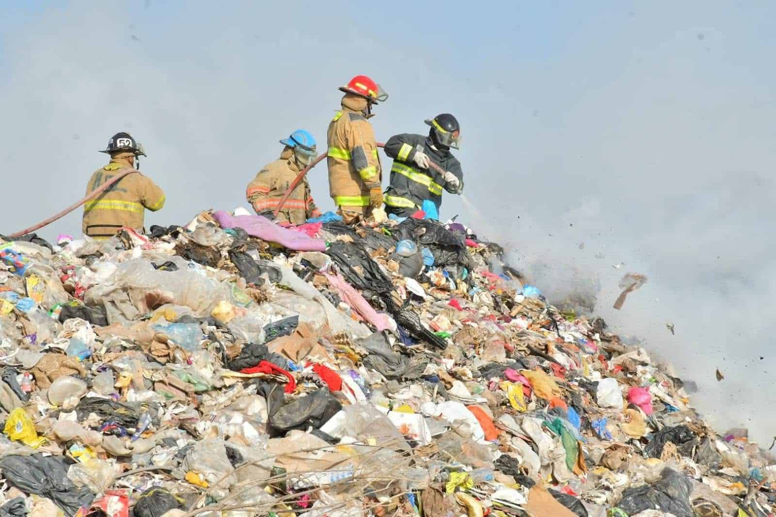 Incendio en relleno sanitario alerta a la comunidad de Nava