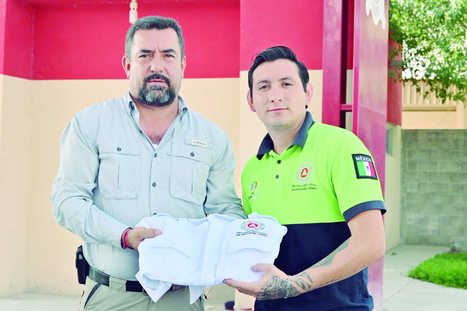 Elementos de Protección Civil reciben camisas de gala donadas por empresario local