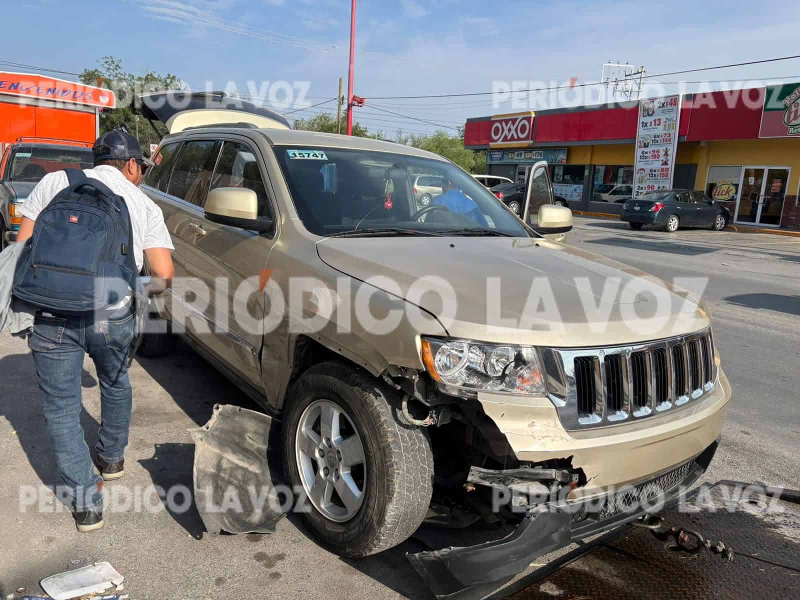 Choque en El Pueblo por vuelta en "U"; mujer causa accidente sin lesionados