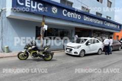 Menor en motocicleta invade carril y choca con auto en el Centro de Monclova