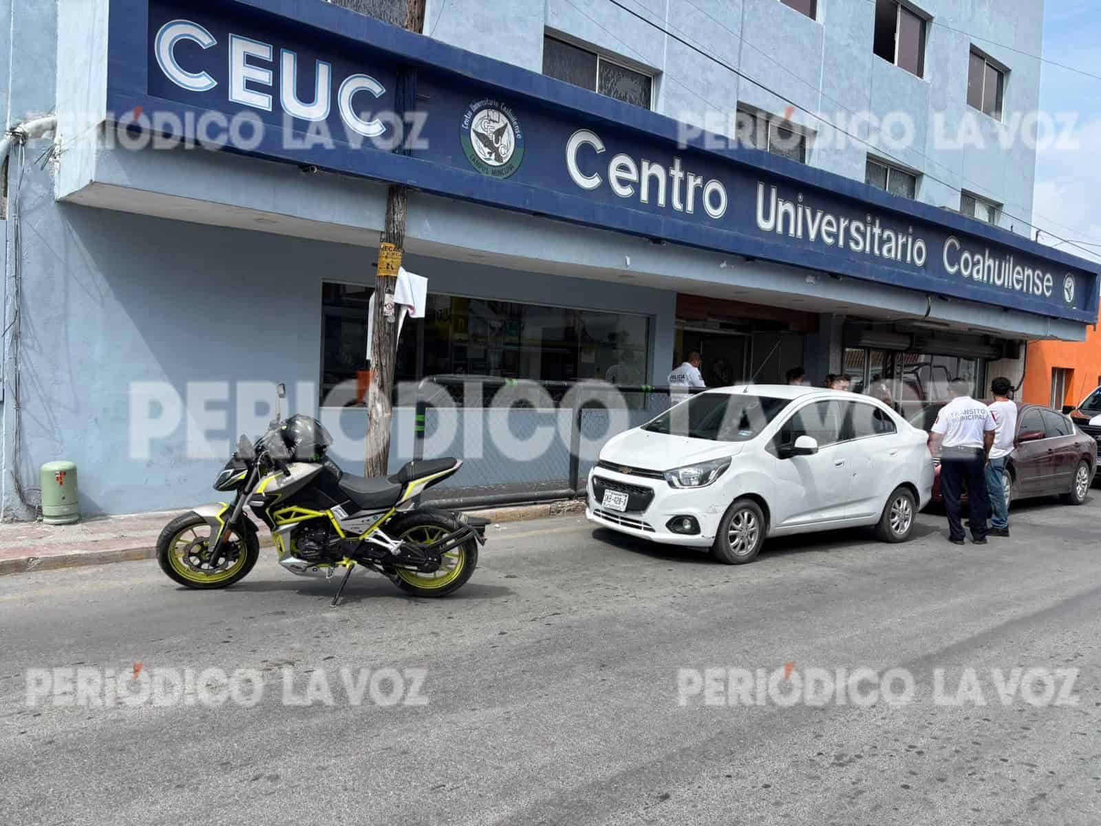 Menor en motocicleta invade carril y choca con auto en el Centro de Monclova
