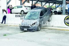 Auto “brinca” en estacionamiento y cae en zanja en restaurante de Monclova