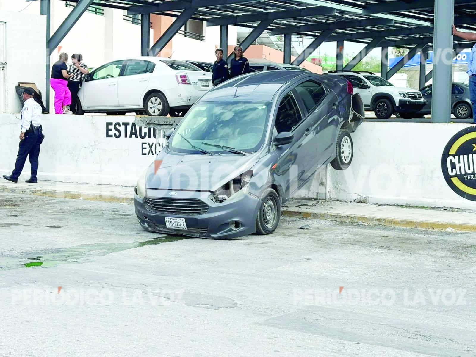 Auto "brinca" en estacionamiento y cae en zanja en restaurante de Monclova