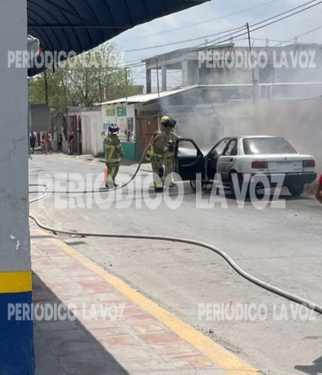Incendio de Nissan Tsuru en colonia Elsa Hernández controlado por Bomberos