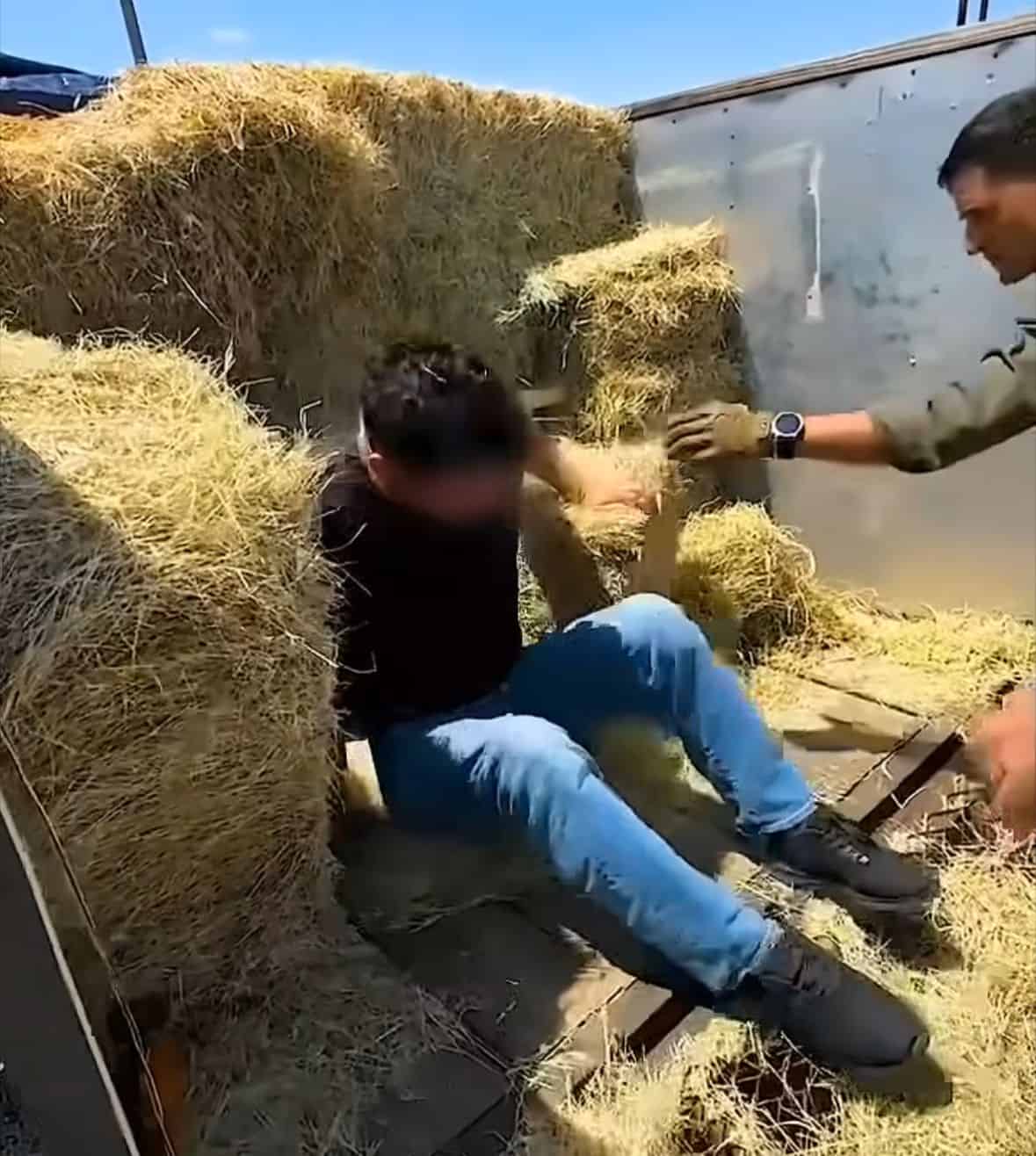 Descubren a migrantes ocultos entre pacas de heno en Brackettville
