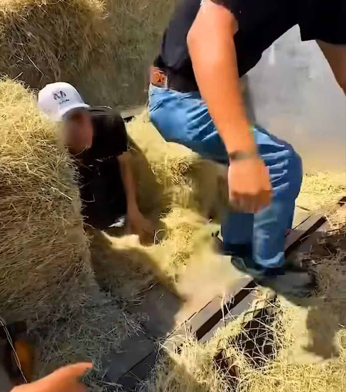 Descubren a migrantes ocultos entre pacas de heno en Brackettville