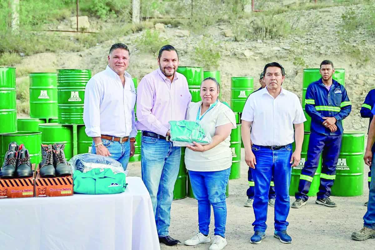 Alcalde Carlos Villarreal entrega uniformes y botes para mejorar servicios primarios