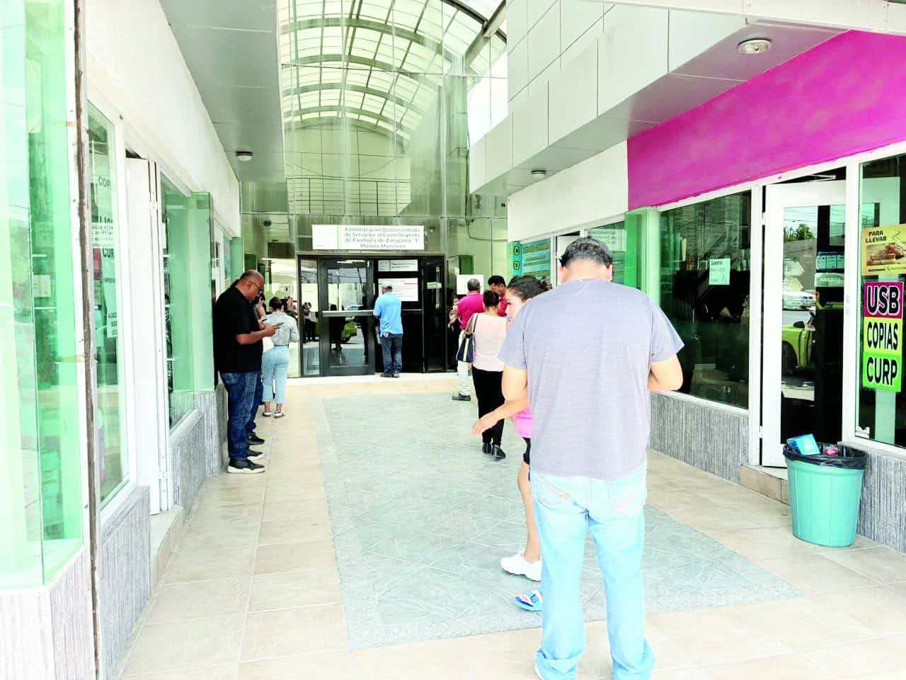 Largas filas en SAT Monclova obligan a ciudadanos a viajar por firma electrónica