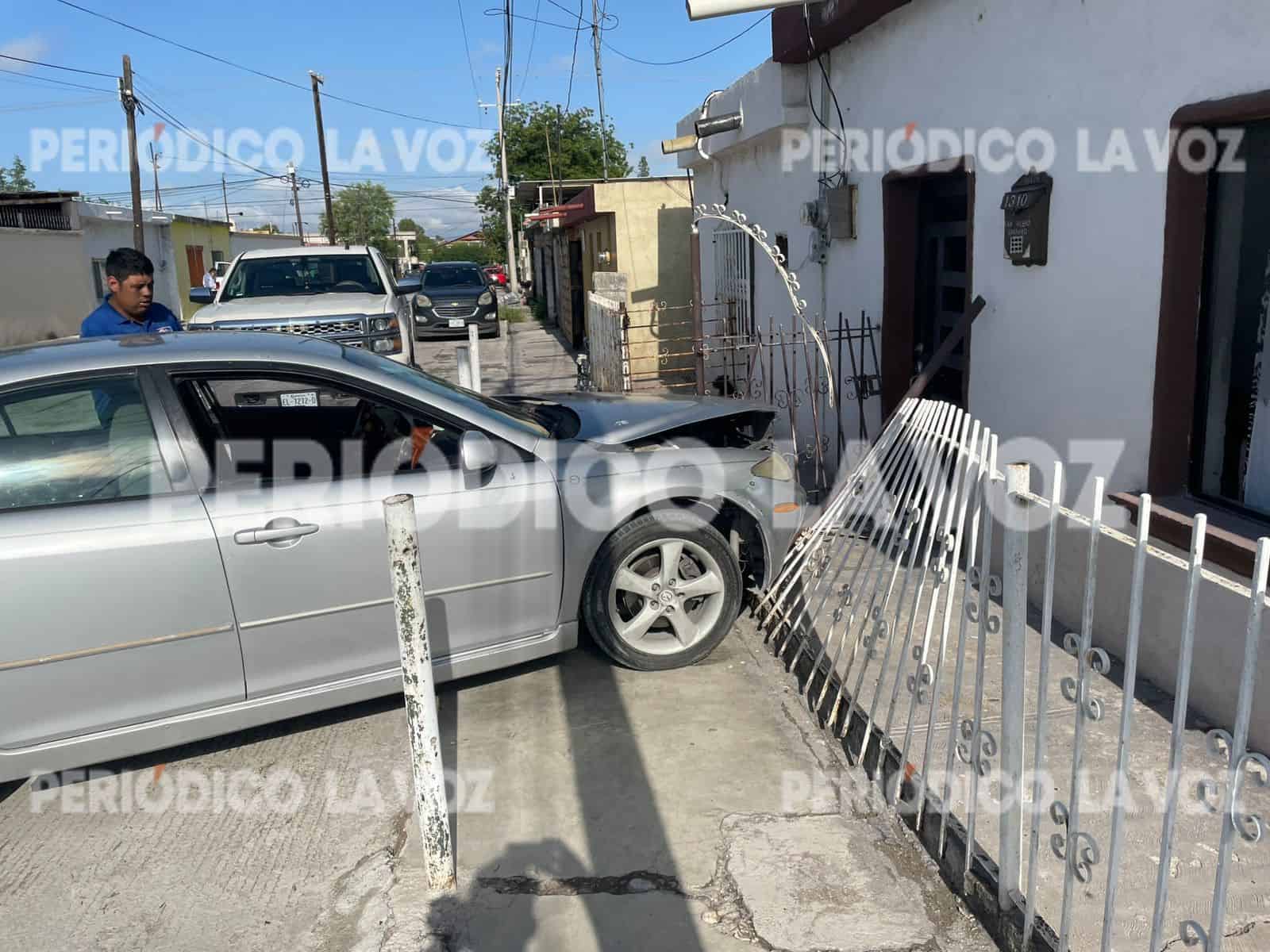 Impacta auto y lo proyecta contra casa dos mujeres lesionadas en Monclova