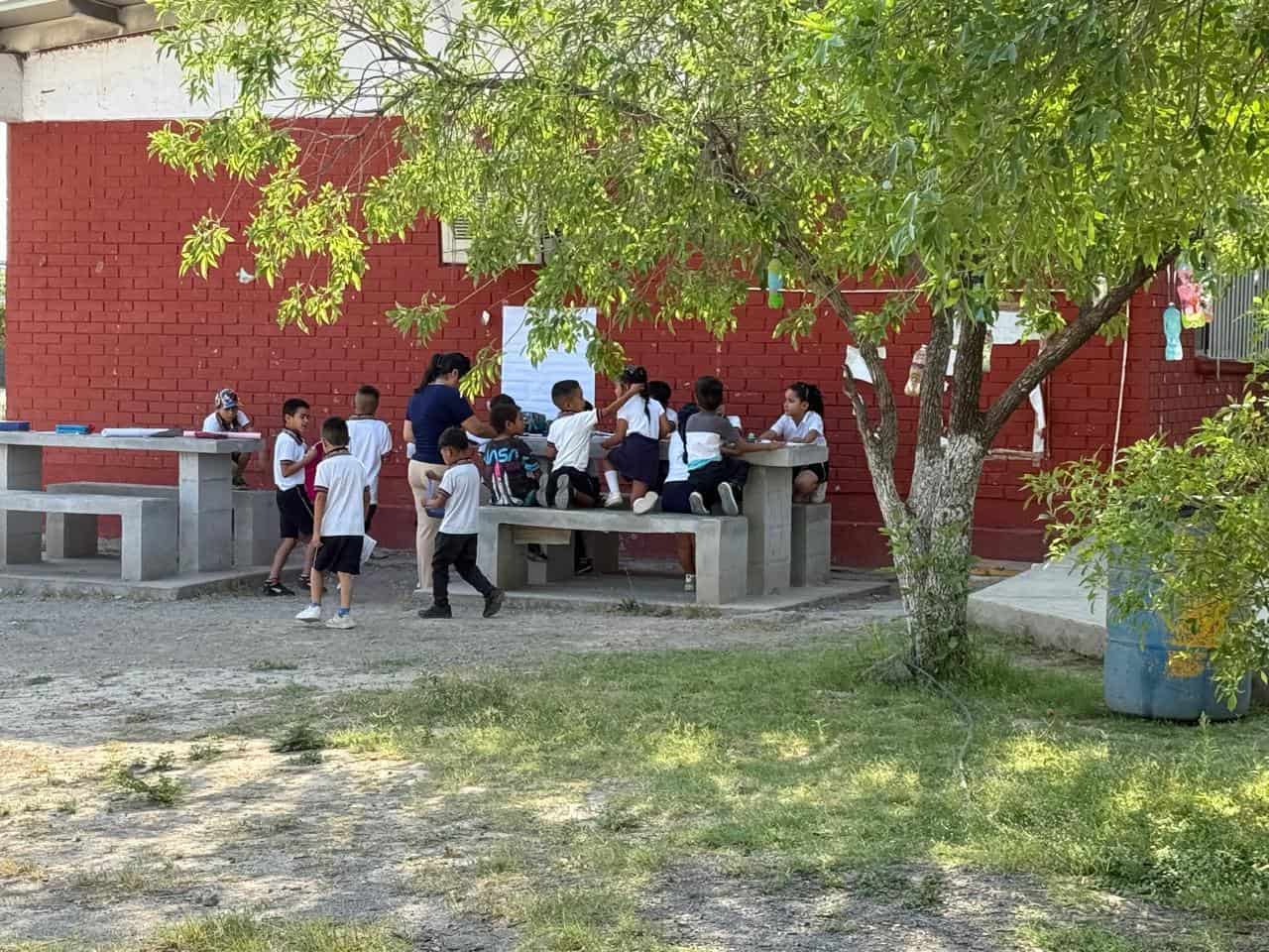Maestros de Monclova sufren golpes de calor ante fallas en infraestructura escolar
