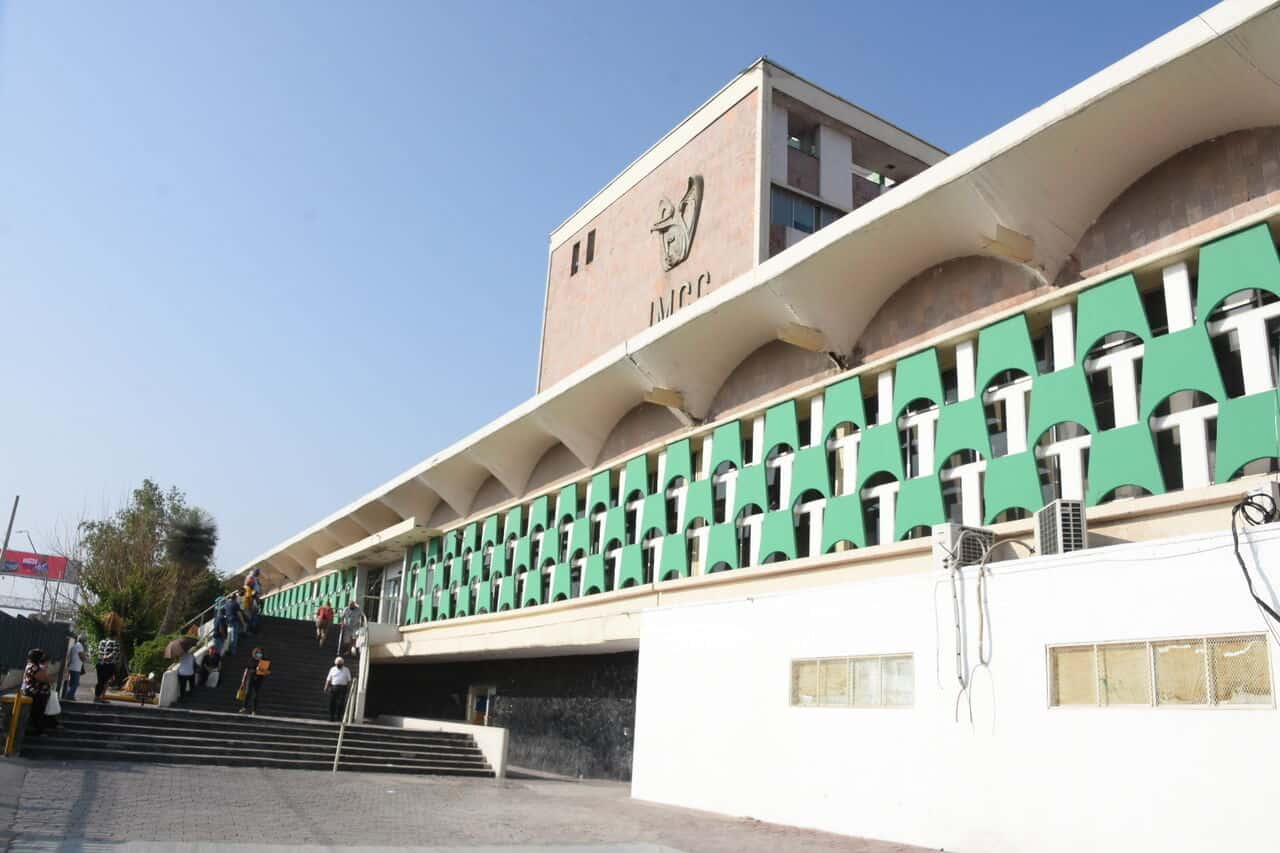Sin tubos de ensayo, Clínica 7 del IMSS suspende análisis de laboratorio