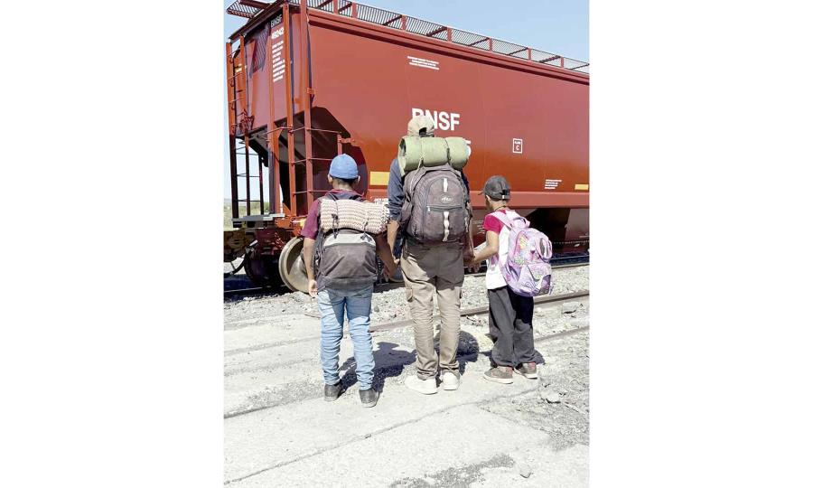 Familia de Zacatecas huye en tren para salvar a sus hijos de la violencia criminal