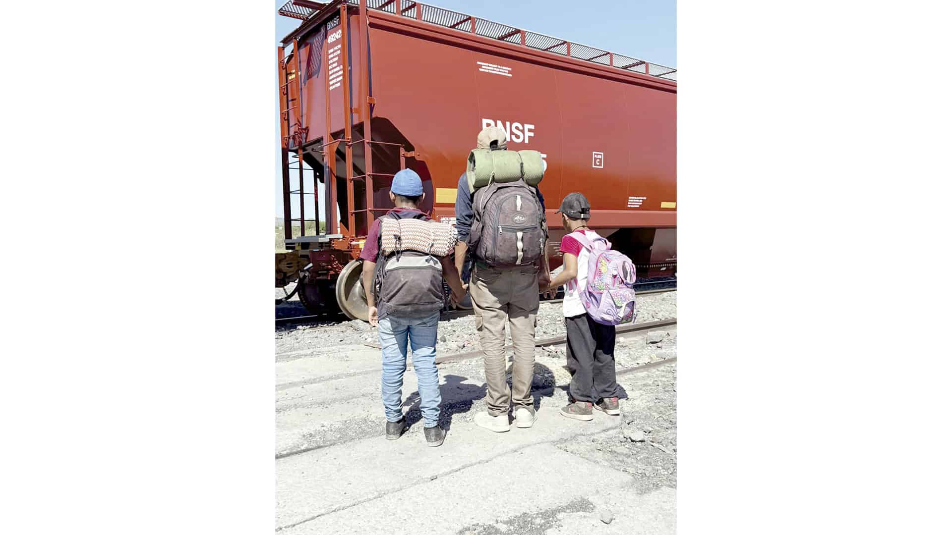 Familia de Zacatecas huye en tren para salvar a sus hijos de la violencia criminal