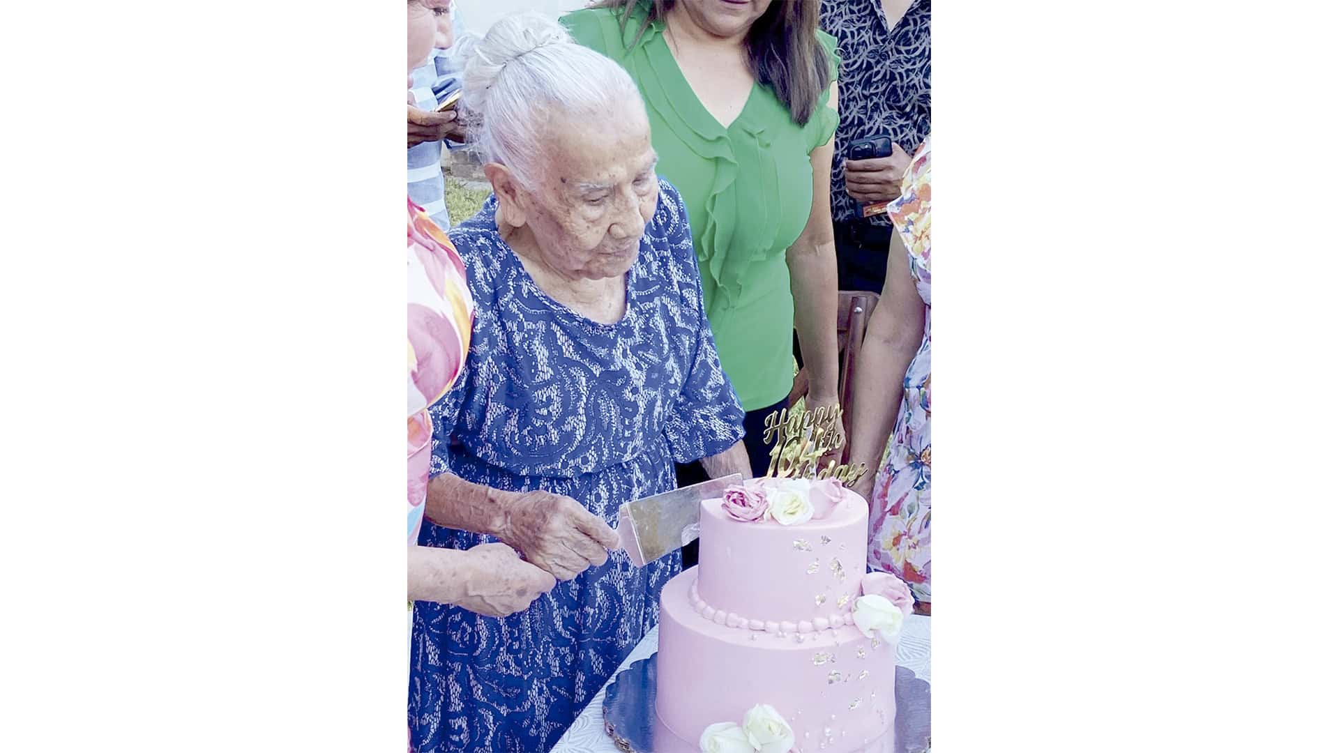Doña Manuelita cumple 105 años rodeada de su familia y con salud admirable