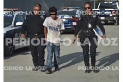 Detienen a hombre en Monclova con dos cuchillos escondidos entre su ropa