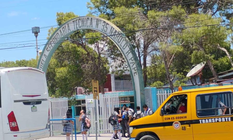 Estudiantes de Secundaria 35 sufren calor extremo por falta de aire acondicionado
