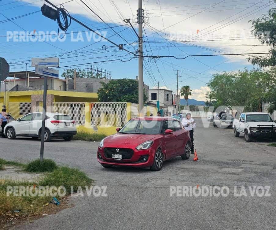 Mujer provoca choque en la San Francisco al no respetar alto; daña un Suzuki Swift