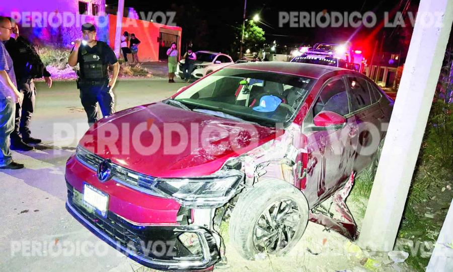 Conductor ebrio choca con poste en Monclova; su pareja intenta encubrirlo