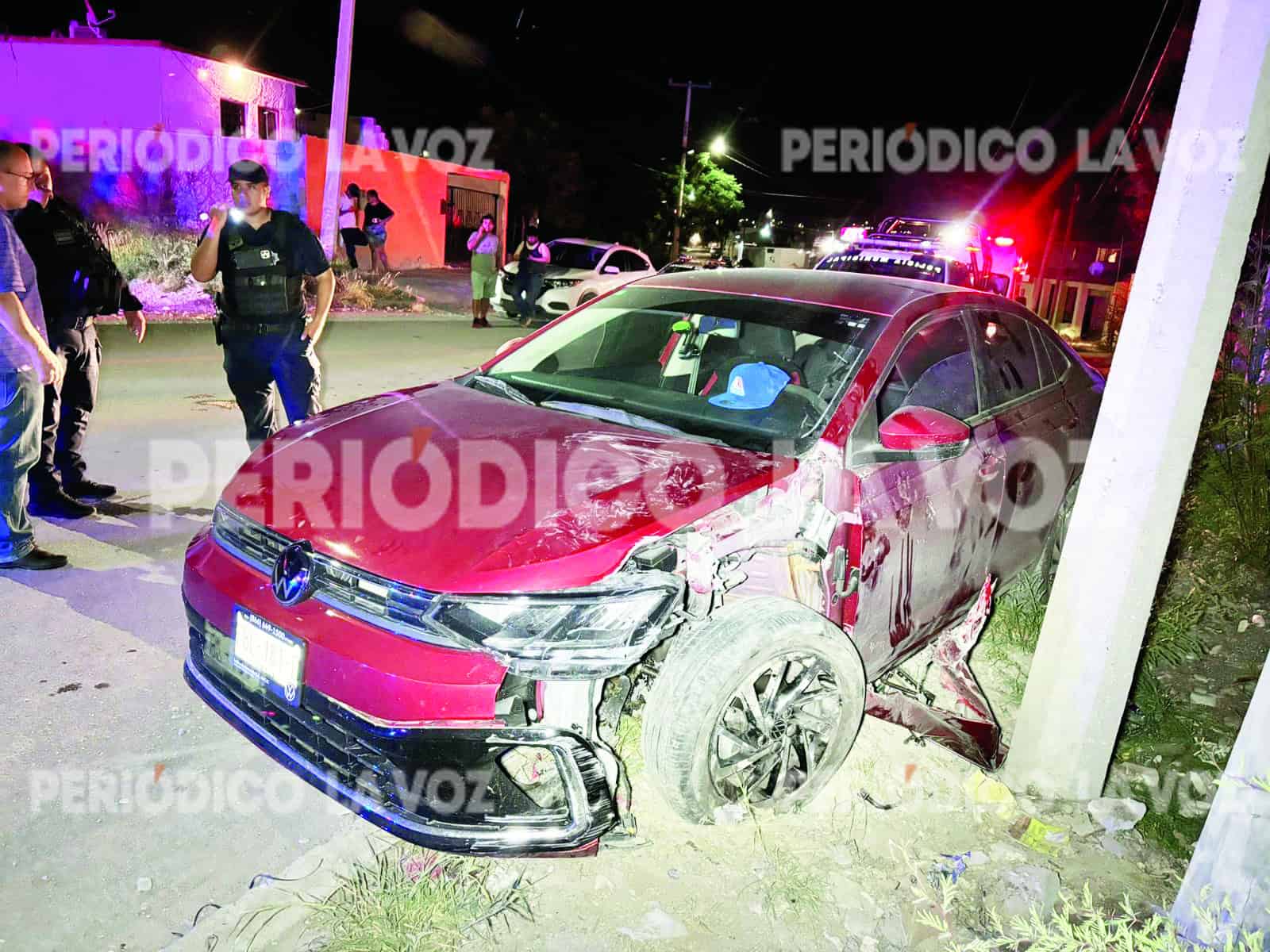 Conductor ebrio choca con poste en Monclova; su pareja intenta encubrirlo