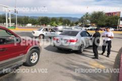 Adulto mayor provoca choque por alcance en el cruce Madero y Pape, en Monclova