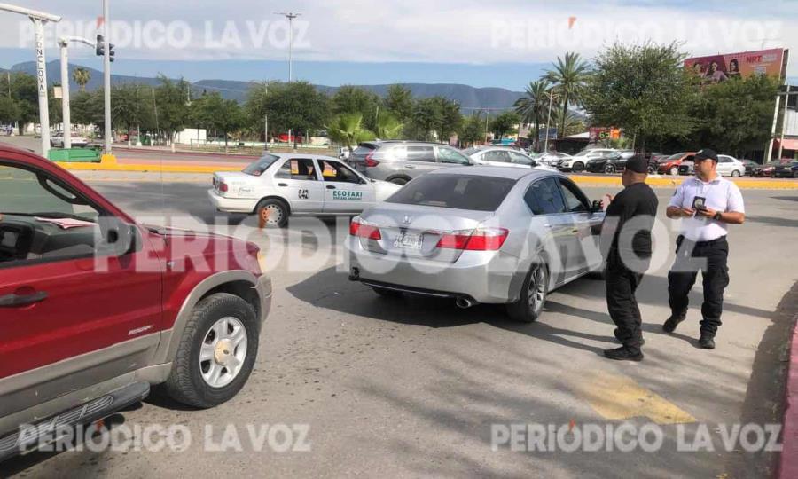 Adulto mayor provoca choque por alcance en el cruce Madero y Pape, en Monclova