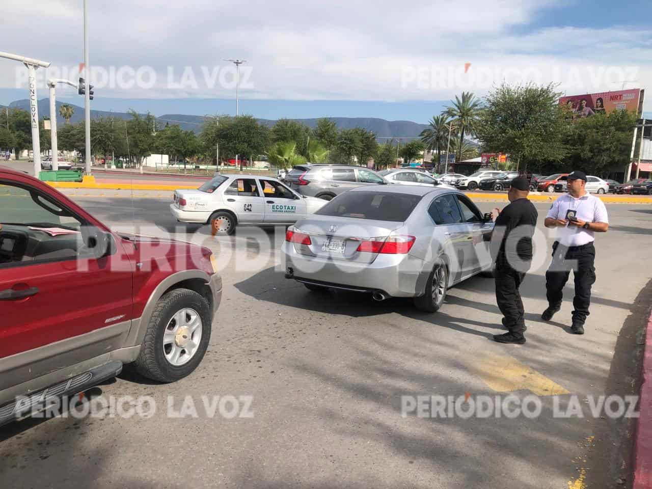 Adulto mayor provoca choque por alcance en el cruce Madero y Pape, en Monclova