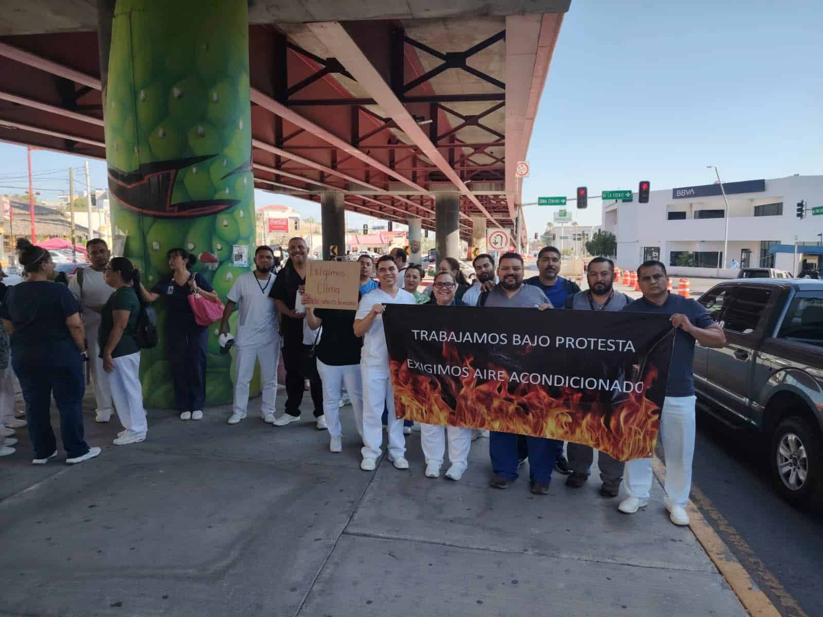 Amenazan a empleados del IMSS por protestar ante calor extremo en Clínica 7