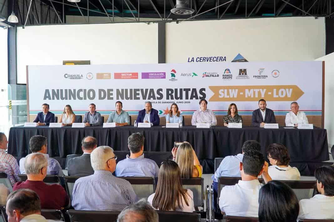 Celebra Carlos Villarreal apertura de ruta aérea Monclova–Monterrey con Aerus