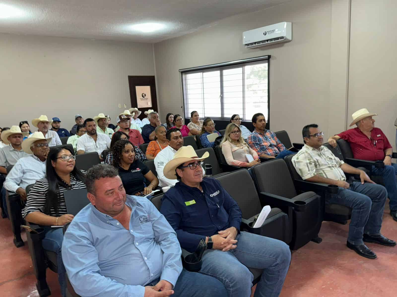 Capacitan a sector ganadero en registro digital de fierros de errar
