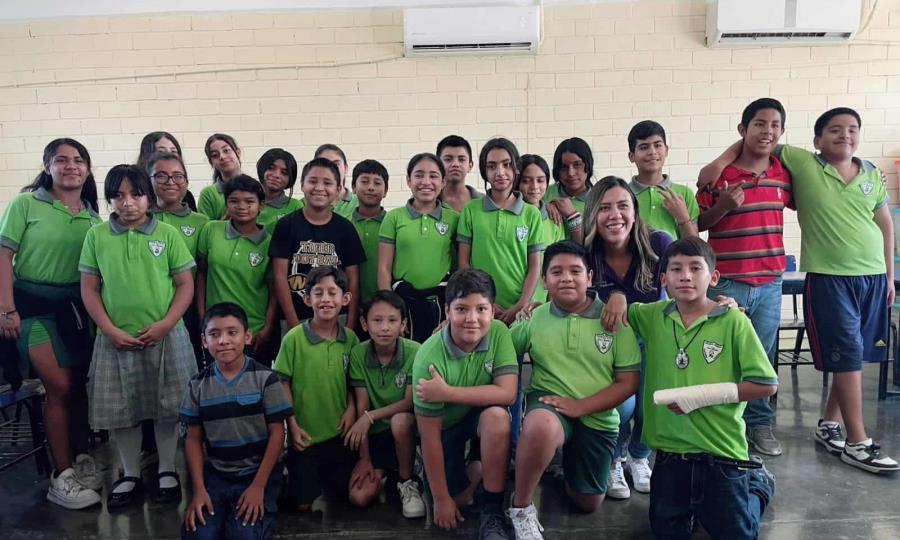 Estudiantes de sexto grado sorprenden con emotiva despedida a su maestra en Castaños