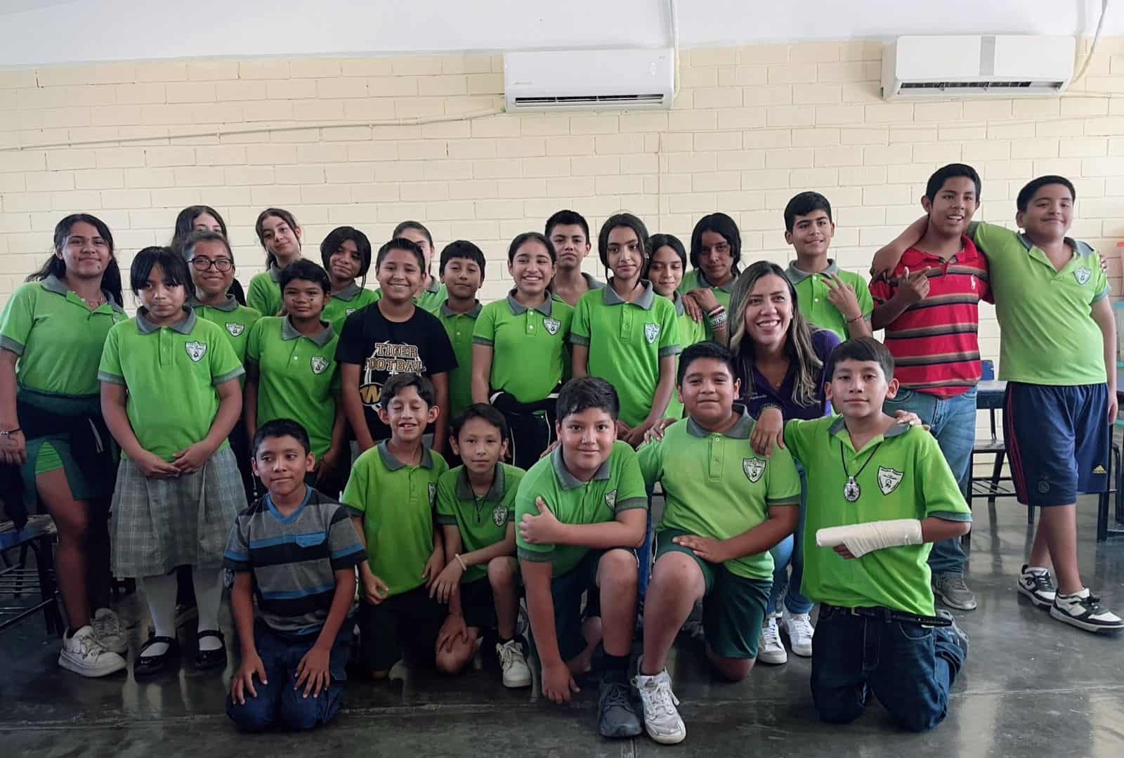 Estudiantes de sexto grado sorprenden con emotiva despedida a su maestra en Castaños