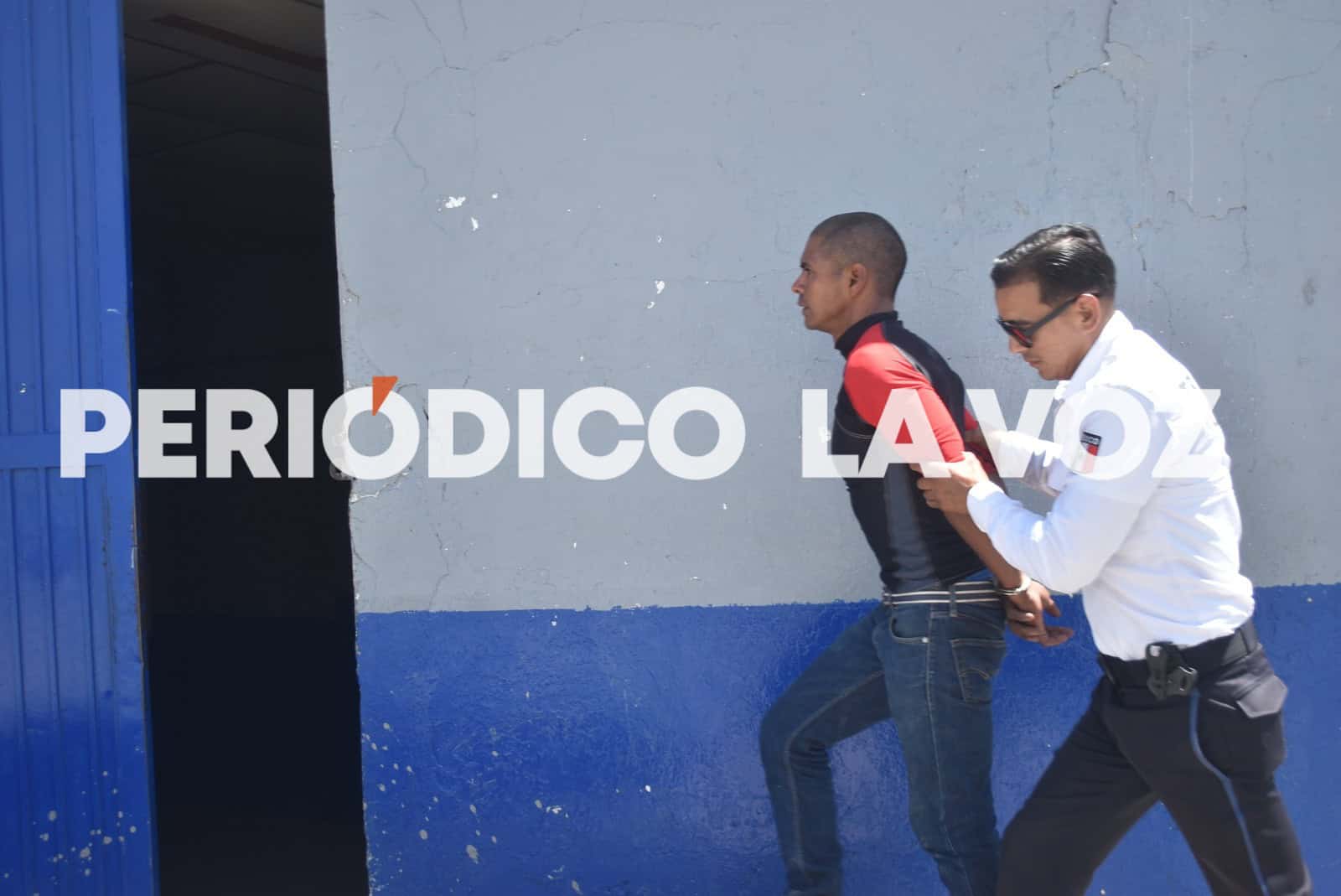 Frustran tránsitos robo a bazar