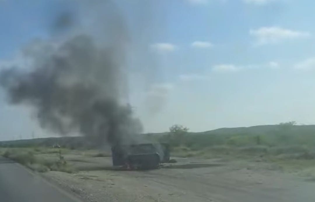 Incendio devasta vehículo en la Carretera Federal 57