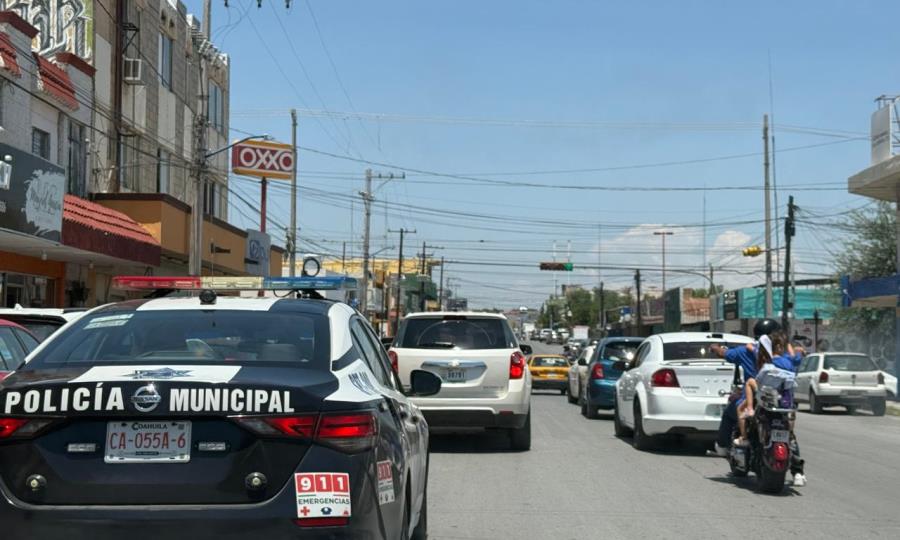 Transportaba a dos niñas en moto sin casco ni protección en Monclova