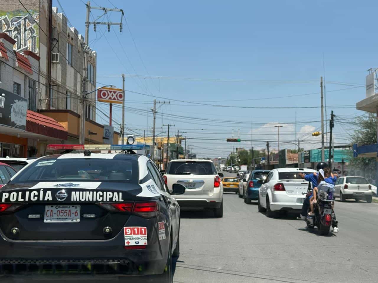 Transportaba a dos niñas en moto sin casco ni protección en Monclova