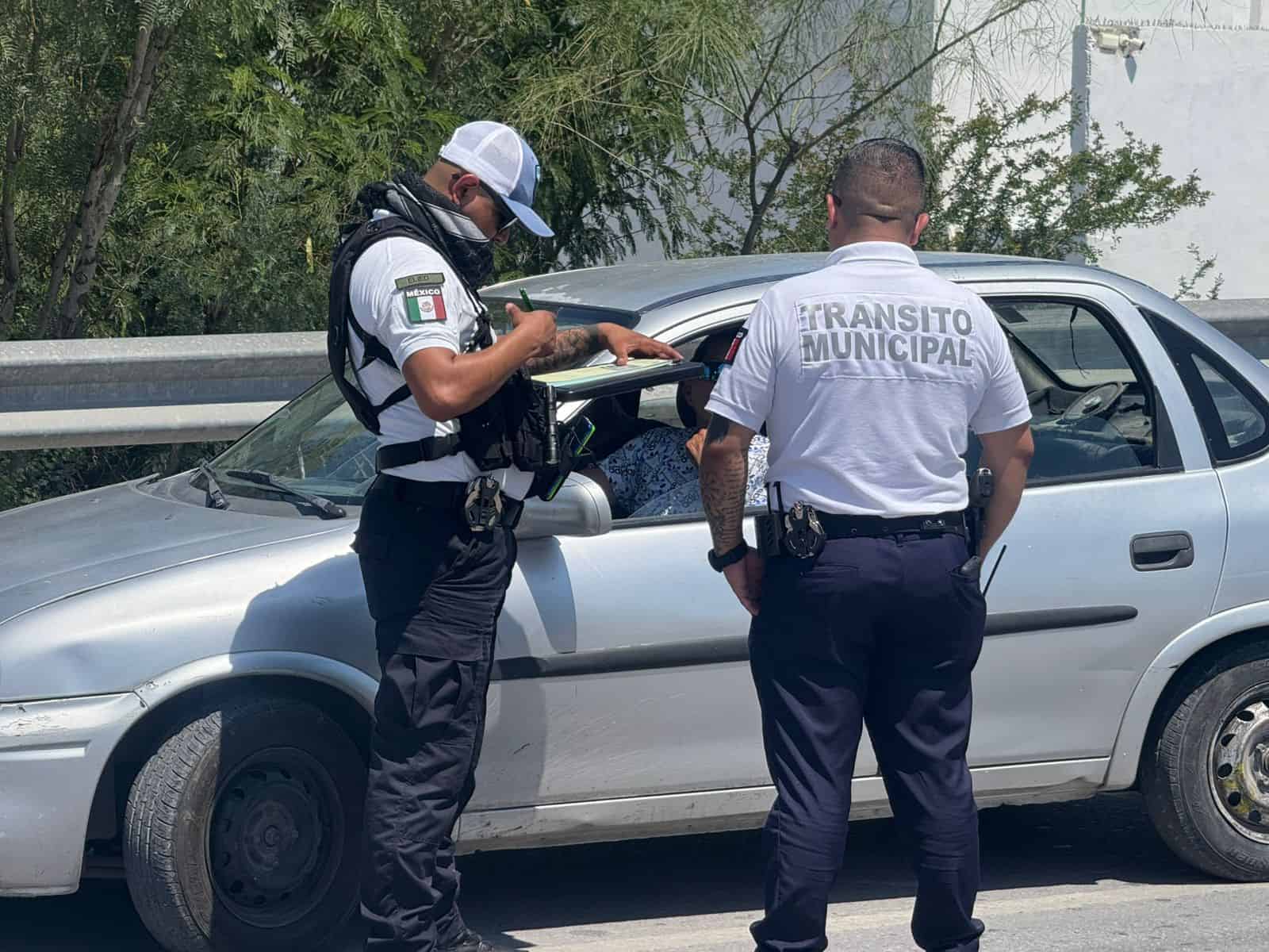 Multan a conductores sin cinturón en operativo de seguridad vial en avenida Las Torres
