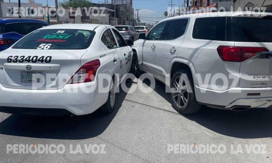 Le cierra el paso a un taxi y provoca choque en la avenida Juárez de Monclova