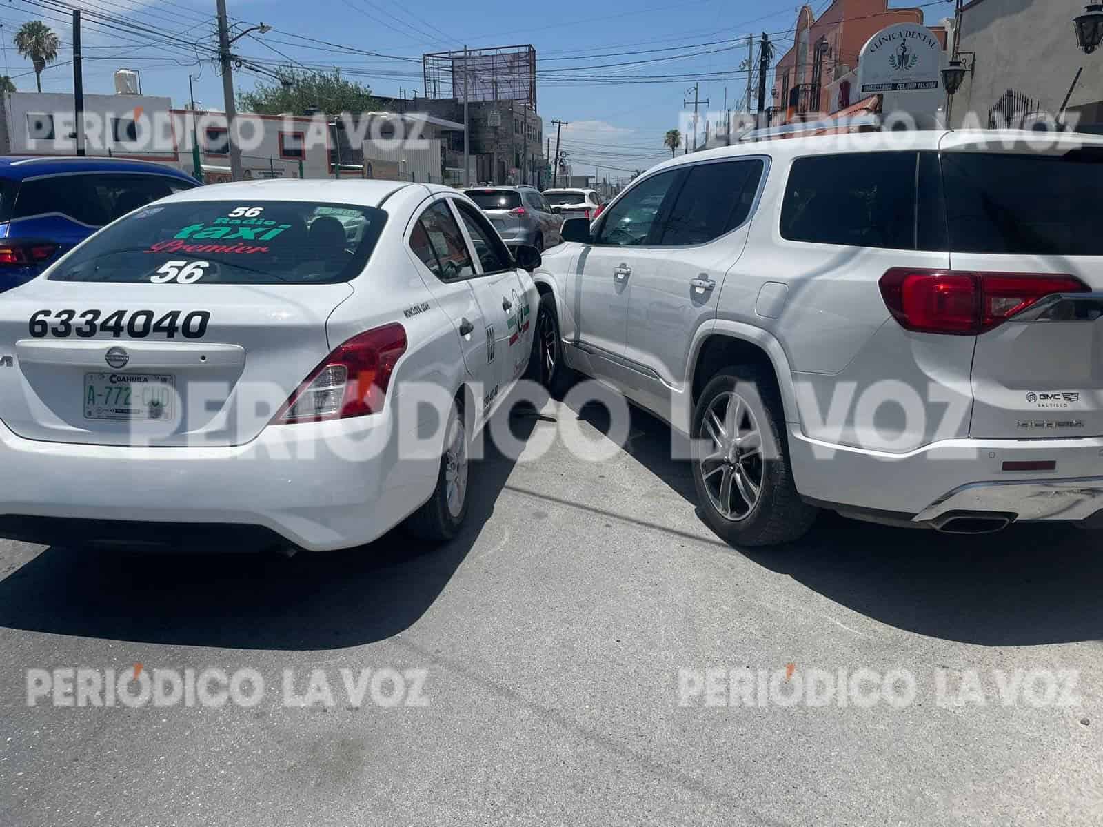 Le cierra el paso a un taxi y provoca choque en la avenida Juárez de Monclova