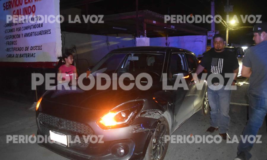 Invade carril y choca de frente en la Primero de Mayo; solo daños materiales