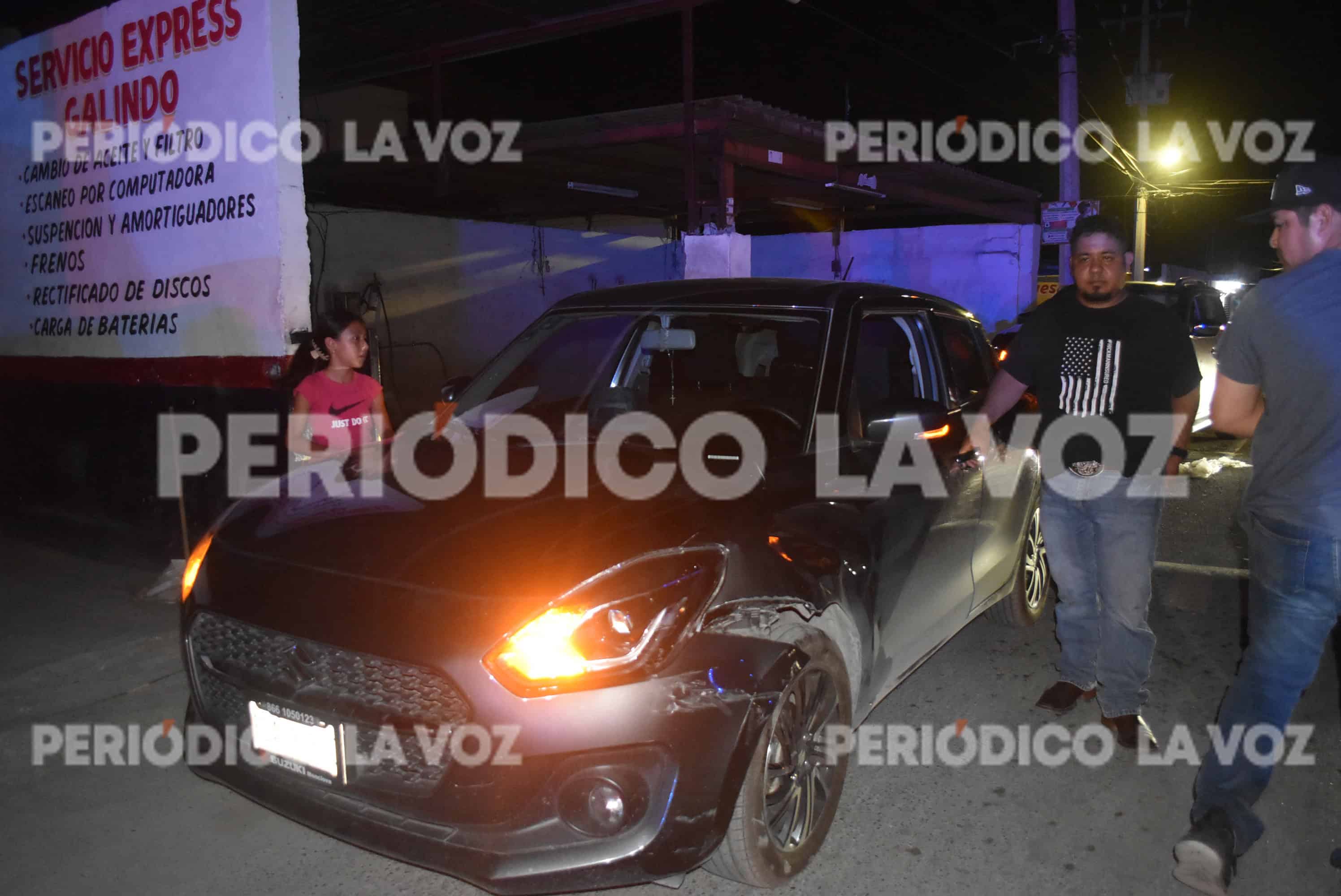 Invade carril y choca de frente en la Primero de Mayo; solo daños materiales