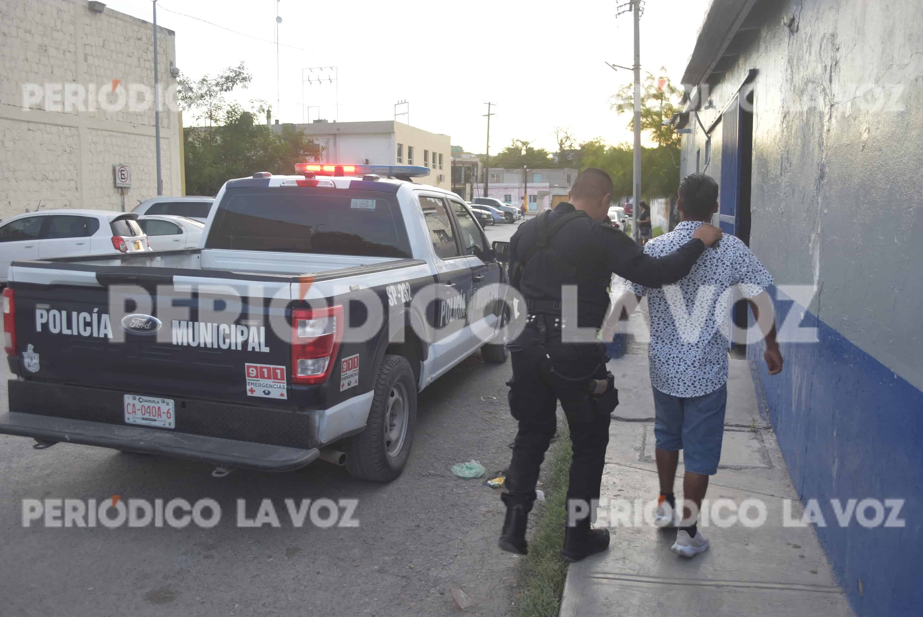 Le niegan cerveza en tienda de El Campanario y termina arrestado por escándalo